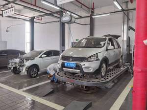 Tùy chỉnh xe băng ghế dự bị cơ thể tự động khung gầm thẳng máy để bán - Product Image 4