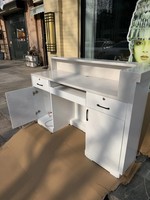 Magasins de cosmétiques, salons de manucure, instituts de beauté, magasins de vêtements, bureaux d'accueil d'entreprise, petits bars, caisses enregistreuses laquées marbrées