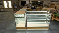Comptoir de magasin sur mesure en verre et bois avec éclairage LED pour réception
