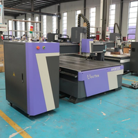 Routeur CNC 1325 haute précision avec changeur d'outils automatique et moteur à engrenages Mach3 pour le travail du bois, le nesting de meubles et la sculpture de portes