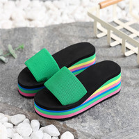 Sandales arc-en-ciel d'été pour femmes, mules compensées à plateforme, tongs de plage tendance, chaussures à talons hauts, escarpins et claquettes épaisses pour femme