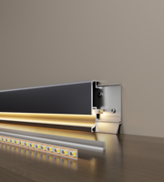 Plinthe élégante avec éclairage LED intégré pour accessoires de sol