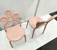 Chaises d'enfants empilables roses en plastique avec dossier fleur et papillon, abordables, pour événements extérieurs, location de mobilier, avec table 8 places