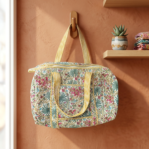 Bolso de hombro acolchado de algodón bordado con motivos florales, construcción acolchada para salidas informales y viajes. - Product Image 3