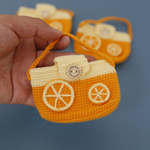 Borsa porta carte d'identità arancione tessuta a mano, custodia per auricolari con motivo a frutta, e graziosa tasca Minnie lavorata all'uncinetto con lana. - Product Image 1