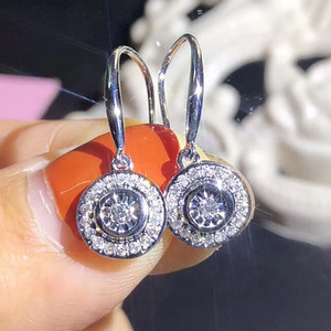 Orecchini a Forma di Ruota per Donne, Accessorio di Lusso in Tono Argento, Regalo per Feste alla Moda - Product Image 1