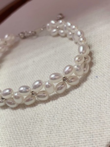 สายรัดข้อมือไข่มุกน้ำจืดธรรมชาติทรงไม่สม่ำเสมอที่ถักทอด้วยมืออย่างประณีต พร้อมตัวล็อคเงินแท้ S925 ขัดเงา - Product Image 2