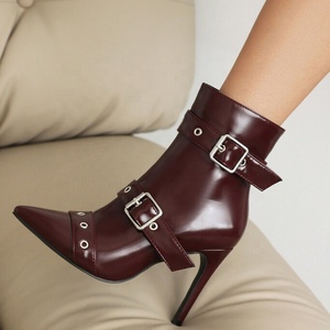 Bottines courtes sexy pour femmes à talons aiguilles, avec boucles de ceinture larges, talons fins, grande taille 48 - Product Image 4