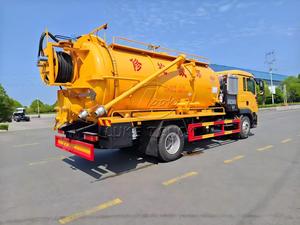 Camion d'aspiration à jet sous vide haute performance HOWO 15 m³ pour le désagréement des fosses septiques, des bassins de sédiments industriels et des canaux de drainage urbains - Product Image 6