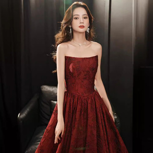 Vestido de noche elegante rojo vino para novia, compromiso, boda, reunión anual, estilo tubo, de la marca Toast Clothing. - Product Image 2
