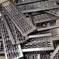Marchepied en métal perforé antidérapant à motif crocodile