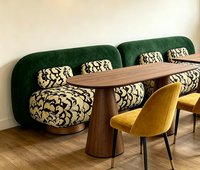 Canapé de restaurant moderne en velours rembourré, tables à manger ovales en bois, chaises de salle à manger en velours vert foncé, mobilier de café bistro