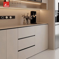 Meuble de cuisine moderne en forme de L, automatique et sur mesure, en panneaux de particules mélaminés, pour la maison, de la marque Alland European Canada.
