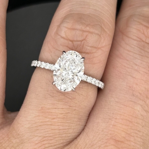 Bague de fiançailles en or blanc 18 carats avec diamant ovale de laboratoire de 3 carats, HQ Gems D VS1 IGI - Product Image 1