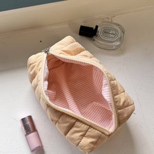 Bolsa de Cosméticos Acolchada de Algodón Suave, Diferentes Diseños, Relleno de Algodón, 8 Pulgadas, Impresión Interior y Exterior, Impresión Floral de Página Completa - Product Image 4