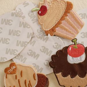Grande collection de patchs autocollants mignons et colorés en forme de gâteau du désert, beignets, cupcakes et biscuits pour la décoration de chapeaux et de vêtements - Product Image 5