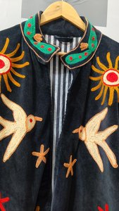 Robe en coton noir brodée à la main avec des motifs d'oiseaux, de cactus et de soleil, col mandarin, manches longues, veste longue pour femme, tenue de printemps - Product Image 5