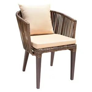नवीनतम डिजाइन प्लास्टिक रतन कुर्सियों की लकड़ी जैसे बगीचे की मेज सेट बाहरी फर्नीचर