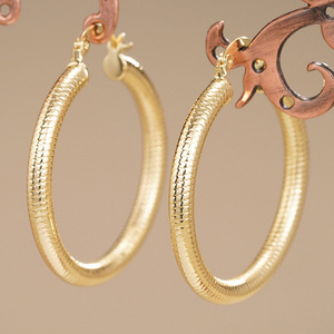 Orecchini a cerchio dorati da donna, stile classico, da indossare tutti i giorni, gioielli in oro, orecchini raffinati, design testurizzato di grandi dimensioni - Product Image 3