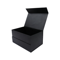 Boîte cadeau noire élégante avec insert en mousse, couvercle magnétique mat, pour l'emballage d'un ensemble de soins de la peau