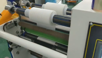 Machine à refendre et à rembobiner les rouleaux de papier auto-adhésif
