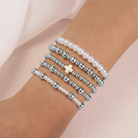 Ensemble de bracelets perlés extensibles personnalisés avec breloque croix et perles métalliques pour un style religieux superposé, bijoux de mode
