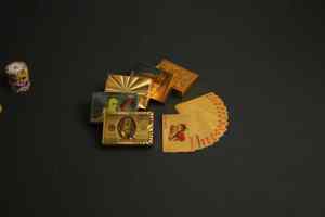 أوراق لعب ذهبية من البولي إيثيلين تيريفثالات بتصميم مشرق داكن رائجة البيع، بطاقات بوكر متينة وأنيقة لجلسات الترفيه والتجمعات - Product Image 3