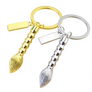 Portachiavi Creativo Commemorativo per Laurea con Parole Ispirazionali, Piccolo Regalo, Design Cappello e Pennello da Laureato, Ciondolo per Zaino - Product Image 1