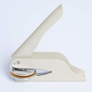Machine à embosser manuelle de bureau pour autocollants de mariage personnalisés et enveloppes - Product Image 1