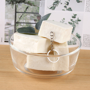 Porte-clés pendentif en PVC, modèle de tofu simulé, jouet alimentaire en forme de bloc de tofu de grande taille, accessoire de cinéma et de télévision. - Product Image 3
