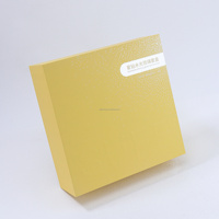 Boîte cadeau rigide carrée personnalisée en matériaux recyclés, avec gaufrage et vernis UV localisé jaune, pour produits de beauté et soins des cils