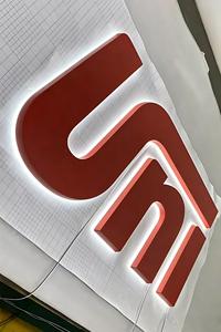 Letrero LED 3D con Retroiluminación, Logotipo Iluminado en Acrílico y Acero Inoxidable, Fácil Instalación - Product Image 3