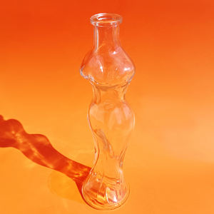 Botellas de vidrio personalizadas diseñadas con una hermosa silueta femenina, botella de vidrio reutilizable para la decoración de licor y whisky - Product Image 5