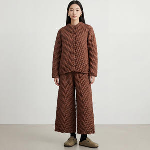 Ensemble deux pièces décontracté pour femme, en polyester matelassé plissé, couleur marron élégante, longueur cheville, ample, écologique, un ensemble fiable - Product Image 1