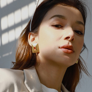 Pendientes de tuerca cuadrados geométricos de circonita, chapados en oro de 18 quilates, de acero inoxidable, para uso diario, con engaste de bisel. - Product Image 3