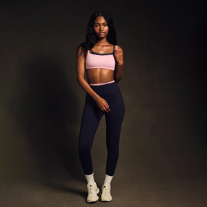 Sujetador deportivo de doble capa rosa con tirantes finos y ribete de lunares para mujer, soporte medio, top de fitness sin costuras con compresión - Product Image 4