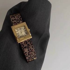 ヴィンテージの高級レディースクォーツ腕時計、レオパード柄、クラシックでロマンチックなスタイル - Product Image 5