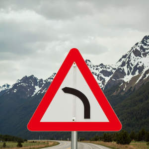 Panneaux de signalisation routière conformes à la norme LTO des Philippines - Panneaux de signalisation routière en forme de triangle rouge pour les virages/intersections - Panneaux de signalisation routière en aluminium réfléchissant - Product Image 5