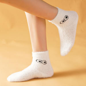 Calcetines de terciopelo de visón para mujer Otoño Invierno terciopelo grueso cálido todo-fósforo blanco peludo dibujos animados bordado expresión Calcetines - Product Image 2