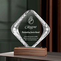 Op maat gemaakte kristallen award-trofee met houten voet, premium glazen plaquette, ideaal voor werknemerswaardering & kwartaalprijsverdeling
