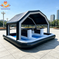 Bar de piscine gonflable commercial en PVC couleur personnalisée avec sièges intégrés et tente 5x5M, capacité supérieure à 500kg, location pour événements aquatiques