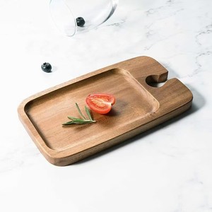 Plateau de service en bois Mu Yujia avec porte-verres à vin, planche à découper multifonctionnelle pour le service des aliments et les pique-niques - Product Image 1