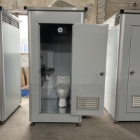 Cabine de toilette compacte préfabriquée mobile blanche avec toit surélevé, WC à chasse d'eau en céramique et lavabo pour parcours de golf