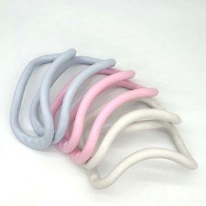 Set Completo di Attrezzature Essenziali per <span class=keywords><strong>Pilates</strong></span> Domestico: Bande di Resistenza, Palla per Esercizi, Calzini Antiscivolo, Kit Leggero per Allenamento Fitness - Product Image 4