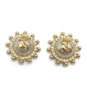 Design personalizzato Best seller bottoni cappotto di design firmati bottoni con gambo bianco perla con base in metallo dorato