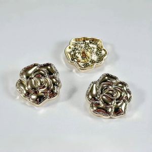 เสื้อสเวตเตอร์หนังปักลายดอกไม้สามมิติกระดุมโลหะ - Product Image 3