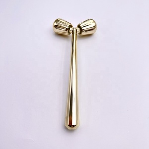 Rouleau <span class=keywords><strong>de</strong></span> Massage Facial 3d en <span class=keywords><strong>forme</strong></span> <span class=keywords><strong>de</strong></span> Y, Logo personnalisé, <span class=keywords><strong>barre</strong></span> <span class=keywords><strong>de</strong></span> beauté, raffermissement <span class=keywords><strong>de</strong></span> <span class=keywords><strong>la</strong></span> peau, en métal doré - Product Image 6