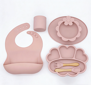 Ensemble d'alimentation pour bébé en <span class=keywords><strong>silicone</strong></span> personnalisé en gros, assiettes à ventouse étanches, bavoir, fourchettes <span class=keywords><strong>et</strong></span> cuillères à manche en <span class=keywords><strong>bois</strong></span> pour tout-petits - Product Image 1