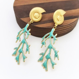 Nuevos pendientes colgantes de concha de caracola y coral martillado, con temática oceánica, de acero inoxidable y oro de 18K, a la moda, para mujer. - Product Image 2