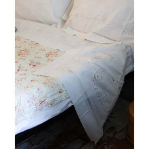 Drap en lin antique Pietrochianese avec broderie ajourée, draps plats et housses de matelas élégants - Product Image 5